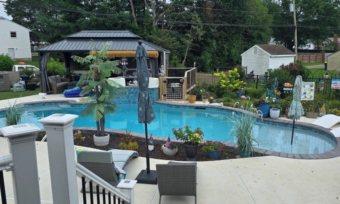Dover Casa | Charming studio in peaceful Dover with AC, WiFi, pool, hot tub