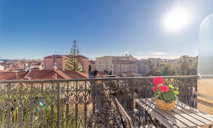 Old Town Condominio | Charming studio in the heart of Menton, ideally located just a stone's throw from the sea and local shops. Fully equipped for your comfort, it features a quality sofa bed, a functional kitchen, and everything you need for a pleasant stay.