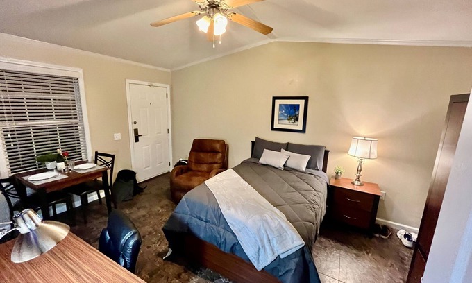 Lake Jackson Apartamento | Charming Studio near Surfside, washer/dryer, game room, gym, grills, onsite bar