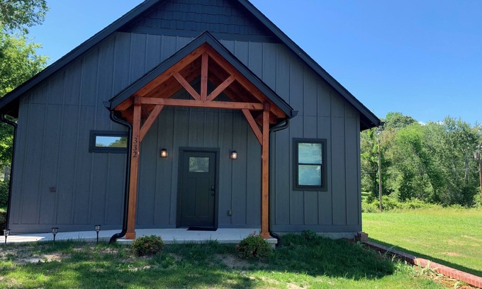 Hendersonville Apartamento | Charming studio in beautiful Hendersonville with AC, WiFi, hot tub & gated