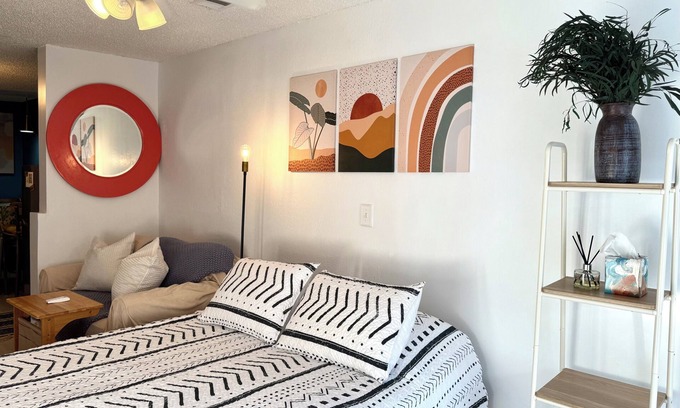 Southwest Apartamento | Charming Studio in Great Location, under 10 minutes to beach, downtown, airport