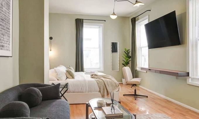 Center City East Apartamento | Charming Studio w/King Bed in Washington Square