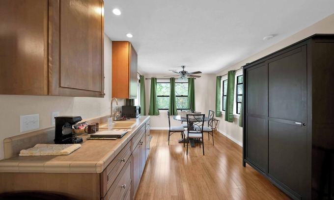 O'Brien Cama Y Desayuno | Charming studio with private balcony and jet tub!