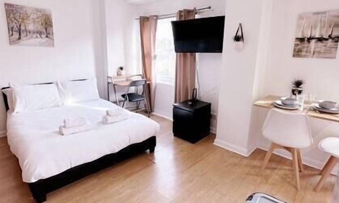 Chelsea Riverside Apartamento | Charming Studio with Private Balcony in the Heart of Chelsea