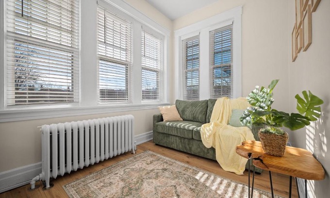 Pittsburgh Apartamento | Charming Studio with Sun Room Sleeps 4