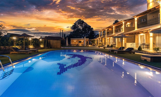 Kavos Apartamento | Charming Suite with Terrace, Steps from the Sea