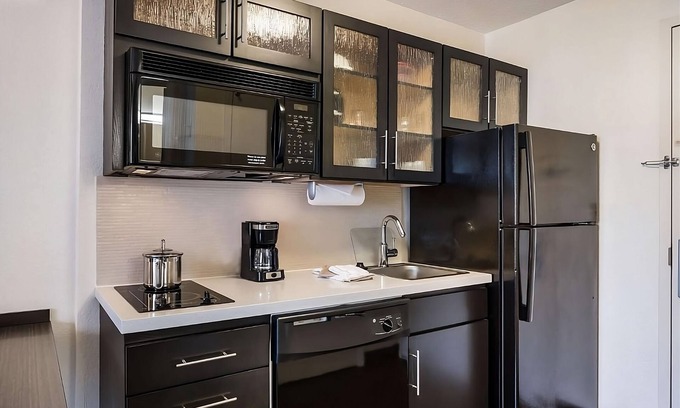 Libertyville Casa | Enjoy a Peaceful Hotel Stay! Pet-friendly Property, Private Parking!