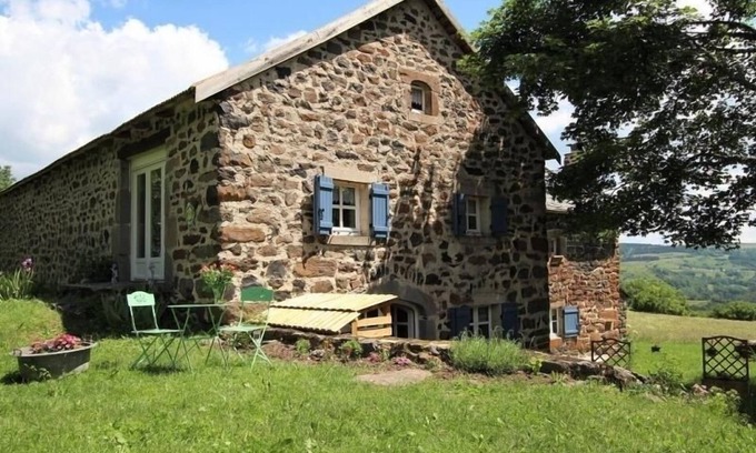 Saint-Front Cabaña | Encantadora casa rural con techo de paja, chimenea y amplia terraza en Saint-Front