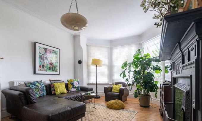 Dudden Hill Casa | Charming Three Bed Artist's House in Dollis Hill