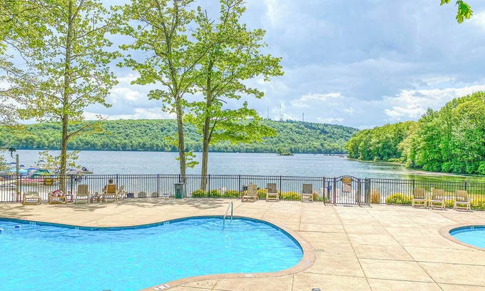 Lake Harmony Estates Casa | Charming three-bedroom, 2 bath house in Big Boulder Community that sleeps 10 with Lake Club Access