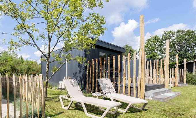Gasselte Casa | Charming tiny house with a deck by the water. Relax, enjoy nature near ’t Nije Hemelriek and unwind – from sipping cappuccino in the sun to stargazing by the firepit.
