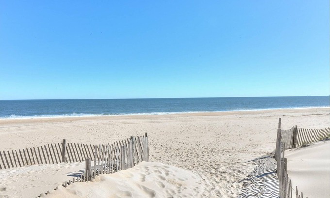 North Shores Casa | Charming town home located just steps to the peaceful North Shores Beach!