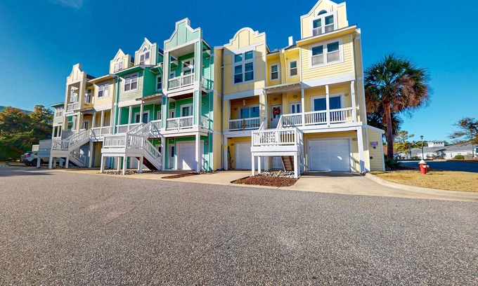 Bermuda Bay Casa | Charming townhouse - Community pool, gym & balcony - near golf, parks, & beaches