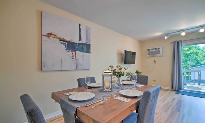 Gurnee Casa | Charming Townhome < 6 Mi Lake Michigan Beach!