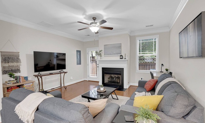 Columbia Casa | Charming Townhome,PRIME LOCATION,Historic,Mins to USC,TVs,Parking,Fireplace,W/D