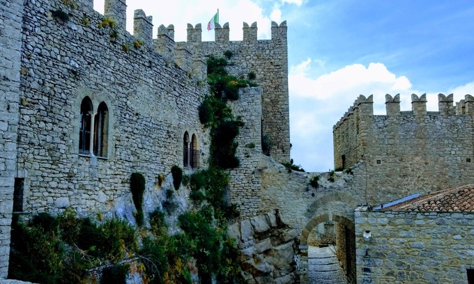 Caccamo Casa | ¡Casa adosada recientemente renovada rodeada de historia medieval!