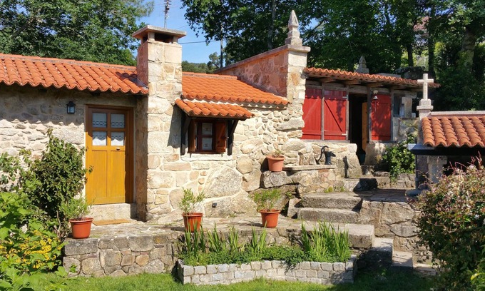 Poio Cabaña | Encantadora casa tradicional de piedra ubicado en el bosque minutos de la costa