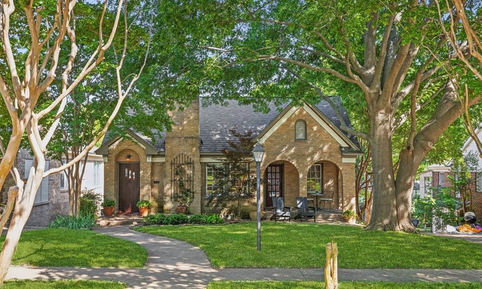 Hollywood - Santa Monica Casa | Charming Tudor in East Dallas Neighborhood