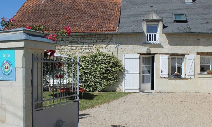 Savigny-en-Veron Cabaña | Casa de piedra renovada en 2013 con patio privado, cerca de castillos, tours en bicicleta opcional