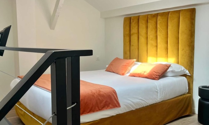 Levallois-Perret Apartamento | Charming two - Bedroom Duplex with WiFi & AC Near Paris in Levallois-Perret