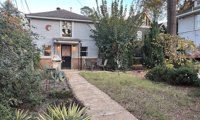 Central Gardens Casa | Charming two bedroom Central Gardens carriage house in amazing Memphis