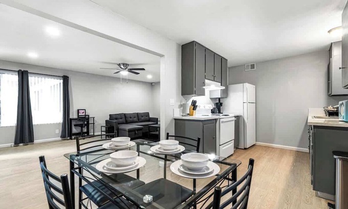 Las Vegas Casa | Charming Two Bedroom! Sleeps 6! Close To Strip!