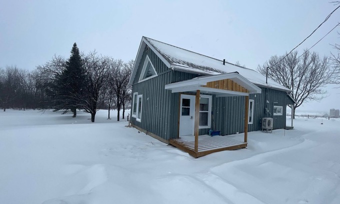 Saint-Chrysostome Chalet De Esquí | Charming two story retreat situated in the beautiful Haut St-Laurent.