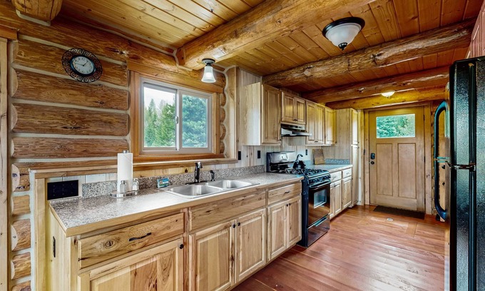 Polebridge Cabina | Charming two-story cabin with a wood stove - near Glacier National Park
