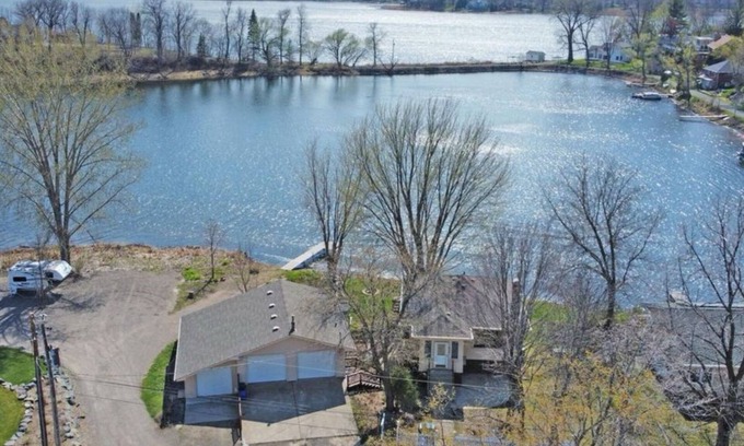 Lindstrom Cabina | Charming Underhill 2-bedroom cabin in lovely Center City with lake access.