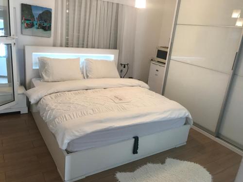 Rishon LeTsiyon Casa | Charming Unit with Pool and Great Amenities
