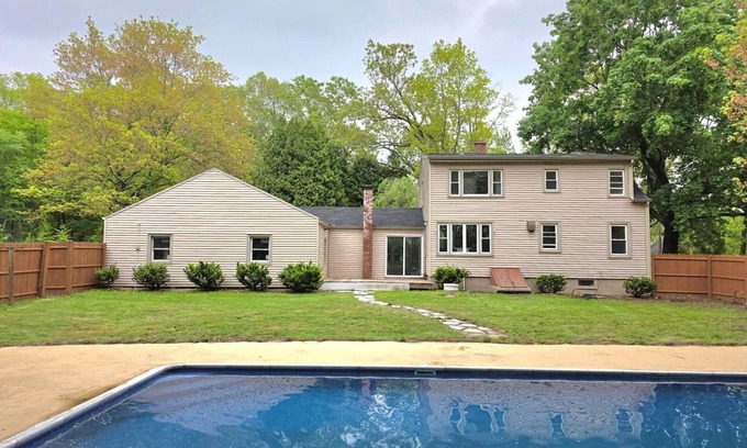 Wilbraham Casa | Charming updated 4-bedroom house with AC, WiFi in quaint, quiet Wilbraham