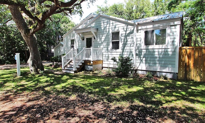 Isle of Palms Casa | Charming updated 2 Bedroom Beach Cottage. Walk to the Beach! Pet Friendly