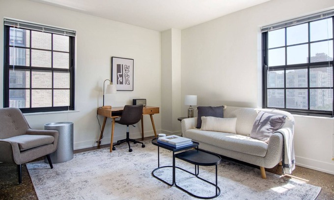 Uptown Apartamento | Charming Uptown 1BR w/ Indoor Pool, nr Lakefront Trail, by Blueground