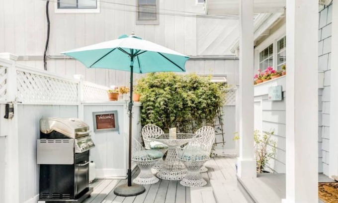 Venice Cabaña | Charming Venice Beach Cottage on Venice Canals, with Boats