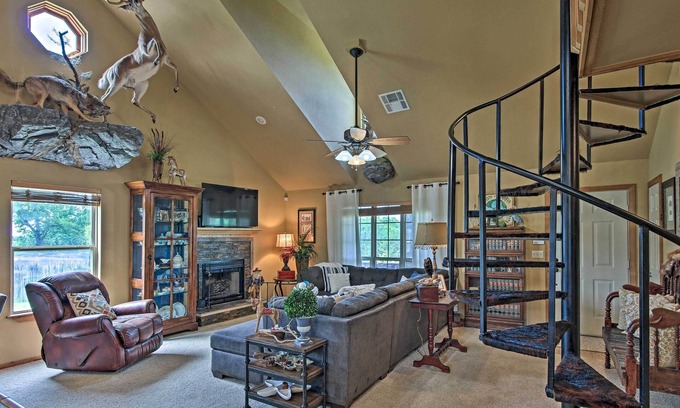 Vian Casa | Charming Vian Retreat w/ Private Deck & Grills!