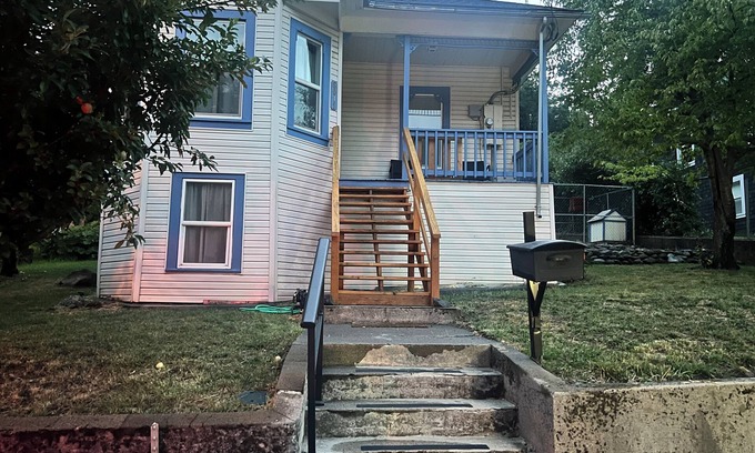 Dunsmuir Casa | Charming Victorian style, updated 2-bedroom house with AC in charming Dunsmuir