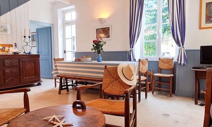 La Couarde-sur-Mer Casa | Charming village house with courtyard + parking