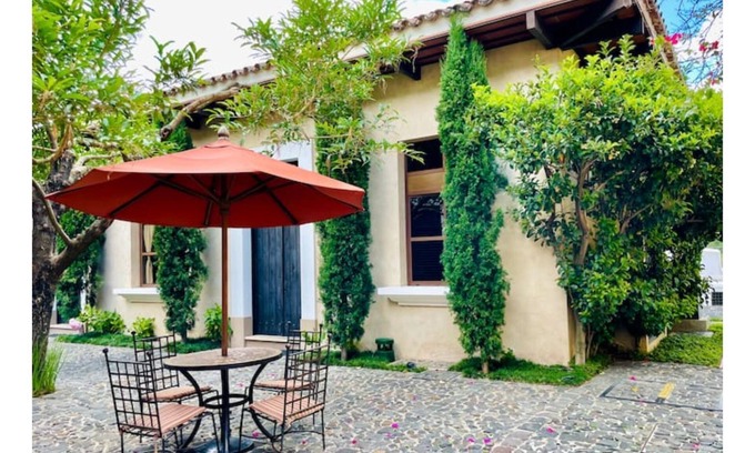 Antigua Guatemala Villa | Encantadora Villa en Antigua 3 a 4 huéspedes piscina climatiza 1 parqueo shuttle