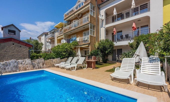 Novi Vinodolski Casa | Encantadora villa a sólo 500 metros de la playa con vistas al mar, piscina privada, barbacoa, lavadora