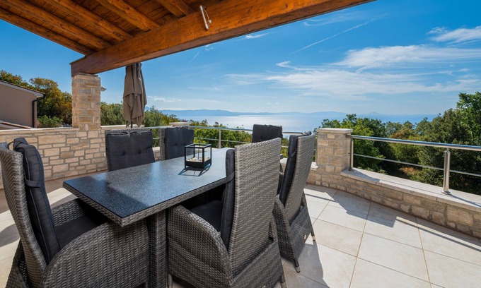 Ripenda Kosi Villa | Charming villa in a quiet area with pool and sea view