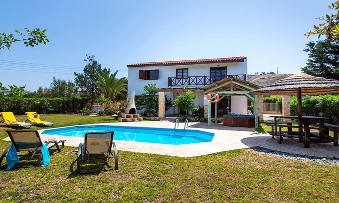 Pomos Villa | Encantadora villa, piscina privada, jacuzzi, vistas al mar cerca del bonito puerto pesquero de Pomos.
