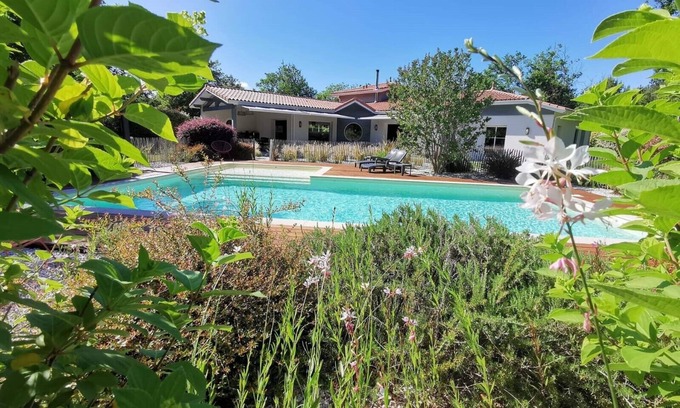 Biscarrosse Casa | Encantadora villa con piscina climatizada en una exuberante vegetación!