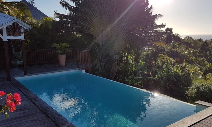 Cafeiere Villa | Encantadora villa con piscina y vistas al mar en una zona verde