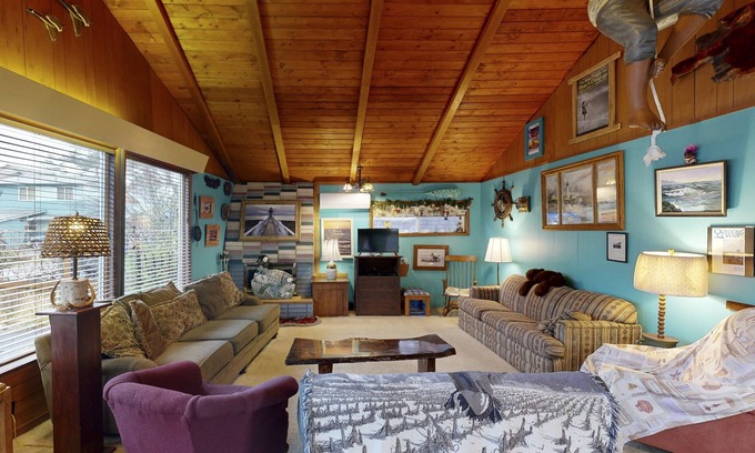 Neskowin Cabaña | casa de la vendimia con Encanto w / jardín tranquilo, a sólo dos cuadras de la playa!