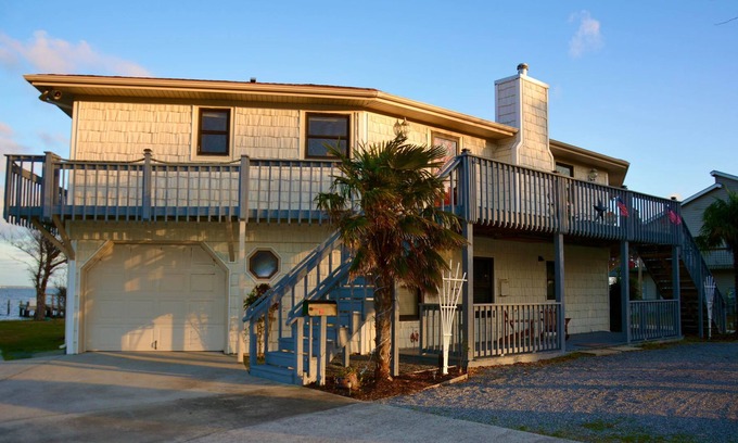 Currituck County Casa | Charming Water Front Cottage at the Outer Banks with private dock