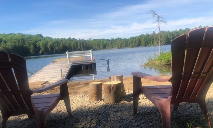 Riviere-Rouge Chalet De Esquí | Charming Waterfront Cottage 35 minutes from Mont-Tremblant