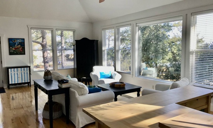 Point Harbor Apartamento | Charming Waterfront Studio w/ Private Sandy Beach