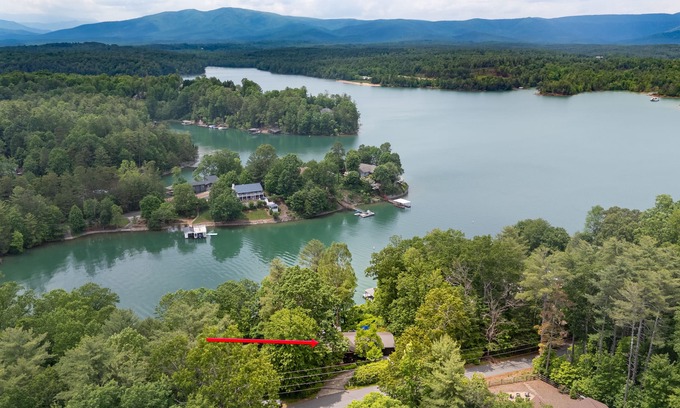 Nebo Casa | Charming waterfront cottage with gorgeous lake& mountain views and private dock.