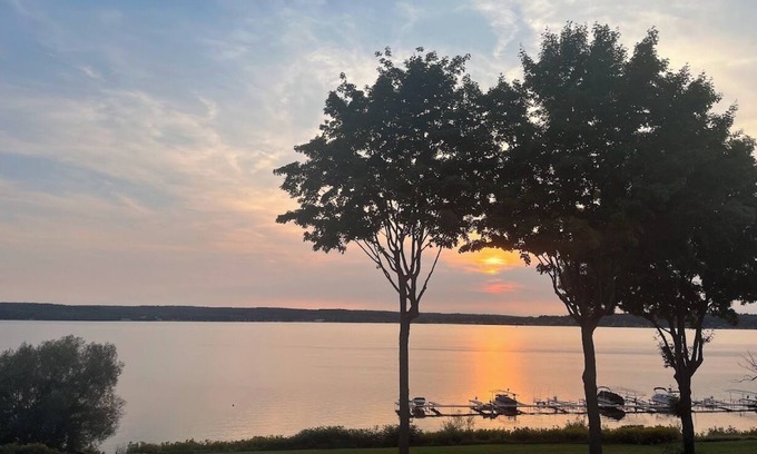 Dewittville Condominio | Charming waterfront 3-bedroom condo with pool!