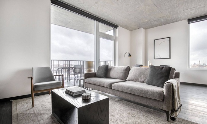 Near West Side Apartamento | Charming West Loop 2BR w/ Gym & Rooftop, nr Union Park, by Blueground